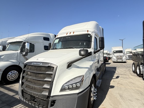  FREIGHTLINER CASCADIA 126 Tandem Axle Sleeper #1214