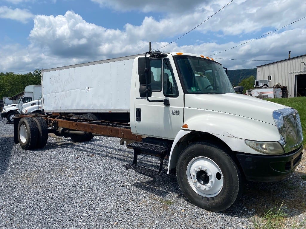 2002 INTERNATIONAL 4300 Cab Chassis Truck #201