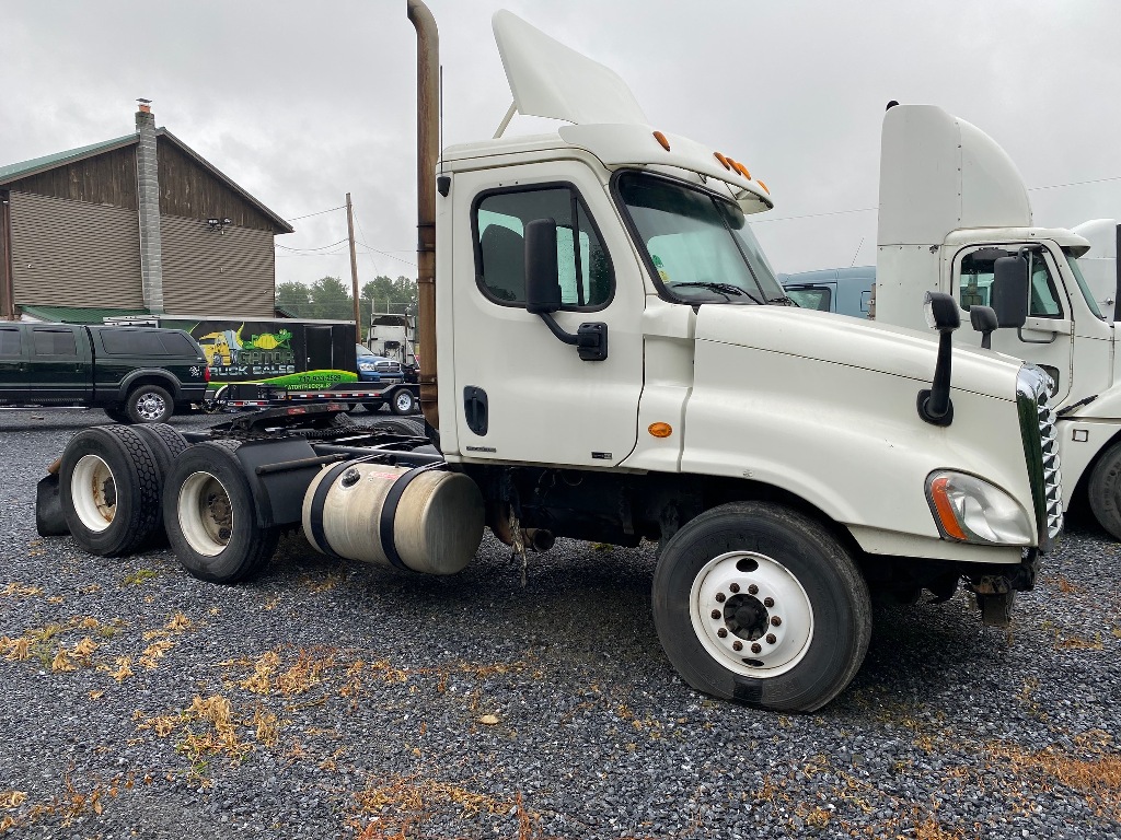 2011 FREIGHTLINER Cascadia Tandem Axle Daycab #165