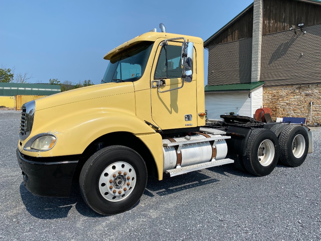 2004 FREIGHTLINER Columbia Tandem Axle Daycab #165