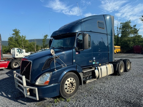 2016-volvo-vnl64t670-tandem-axle-sleeper #9638