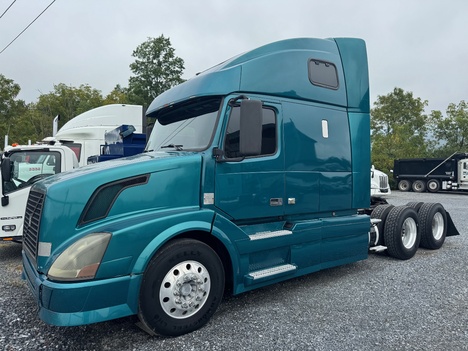 2009-volvo-vnl670-tandem-axle-sleeper #9756