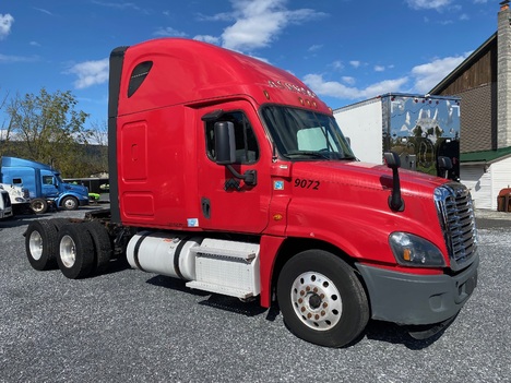2017-freightliner-cascadia-tandem-axle-sleeper #9825