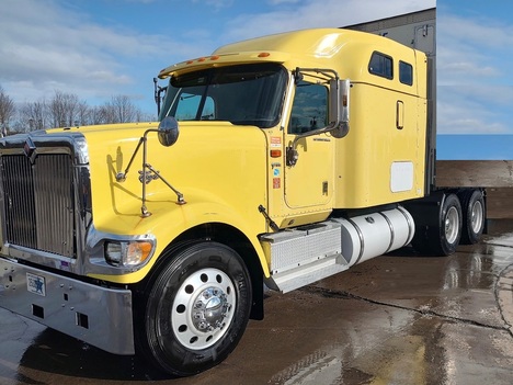 2002 INTERNATIONAL 9900 Tandem Axle Sleeper #9883