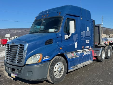 2011-freightliner-cascadia-tandem-axle-sleeper #9887