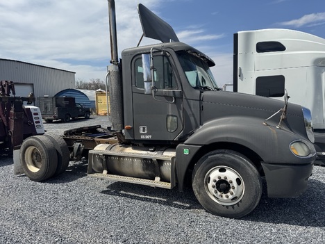 2002 FREIGHTLINER Columbia Single Axle Daycab #9896