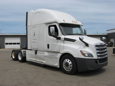 2019 FREIGHTLINER Cascadia Tandem Axle Sleeper #9902