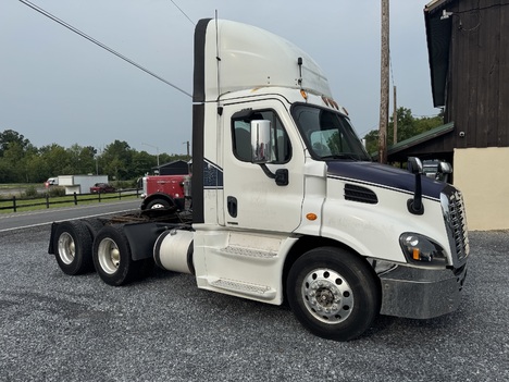 2015 FREIGHTLINER Cascadia Tandem Axle Daycab #9904