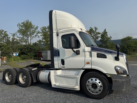 2015 FREIGHTLINER Cascadia Tandem Axle Daycab #9905