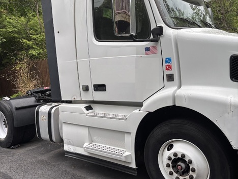 2017 VOLVO VNL42 Single Axle Daycab #9927