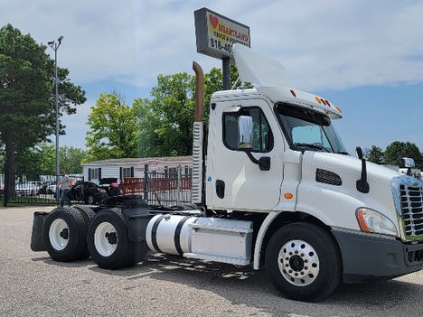 2013 FREIGHTLINER CASCADIA Tandem Axle Daycab