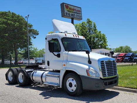 2011 FREIGHTLINER CASCADIA Tandem Axle Daycab