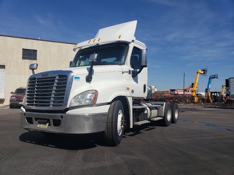 USED 2015 FREIGHTLINER CASCADIA 125 TANDEM AXLE DAYCAB TRUCK #1142-1