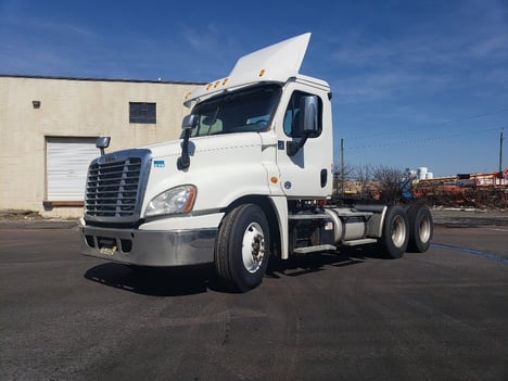 USED 2015 FREIGHTLINER CASCADIA 125 TANDEM AXLE DAYCAB TRUCK #1142-3