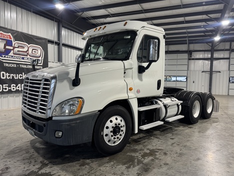 2017 FREIGHTLINER Cascadia Tandem Axle Daycab #15990