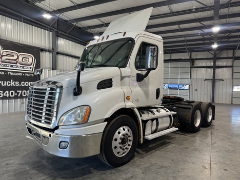 2016-freightliner-cascadia-tandem-axle-daycab #16031