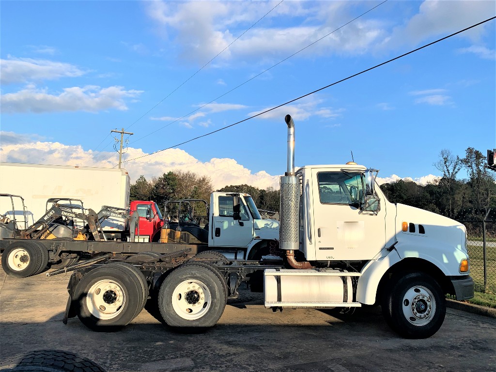 2004 STERLING A9500 Tandem Axle Daycab