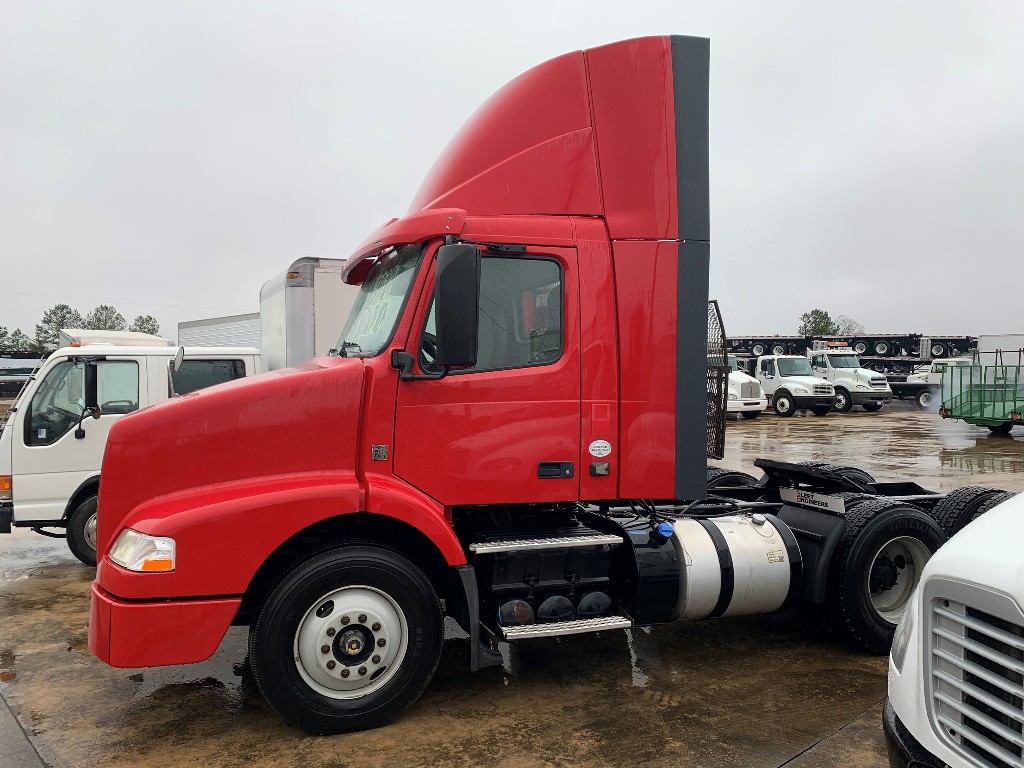 2013 VOLVO VNM420 Tandem Axle Daycab