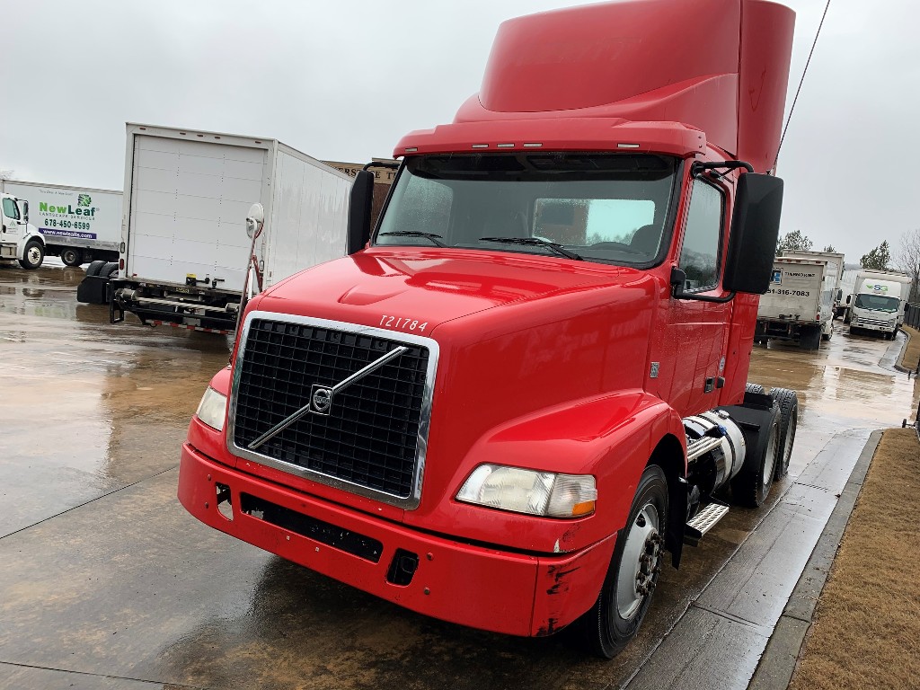 2013 VOLVO VNM420 Tandem Axle Cab Over Daycab