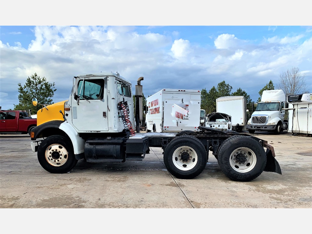 2002 INTERNATIONAL 8100 Tandem Axle Daycab
