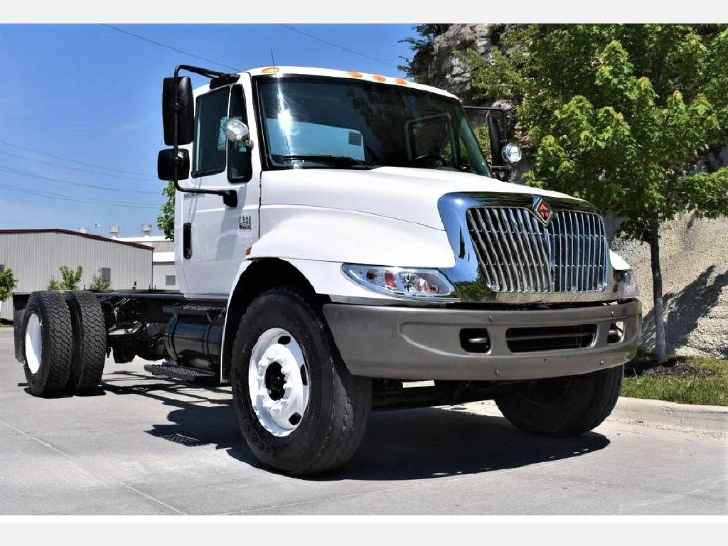 2007 INTERNATIONAL 4300 Cab Chassis Truck