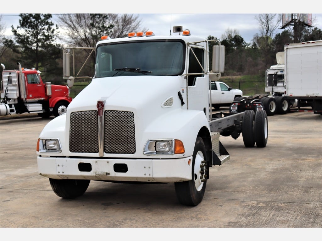 2005 KENWORTH T300 Single Axle Daycab