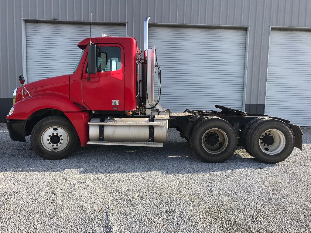 2007 FREIGHTLINER COLUMBIA Tandem Axle Daycab