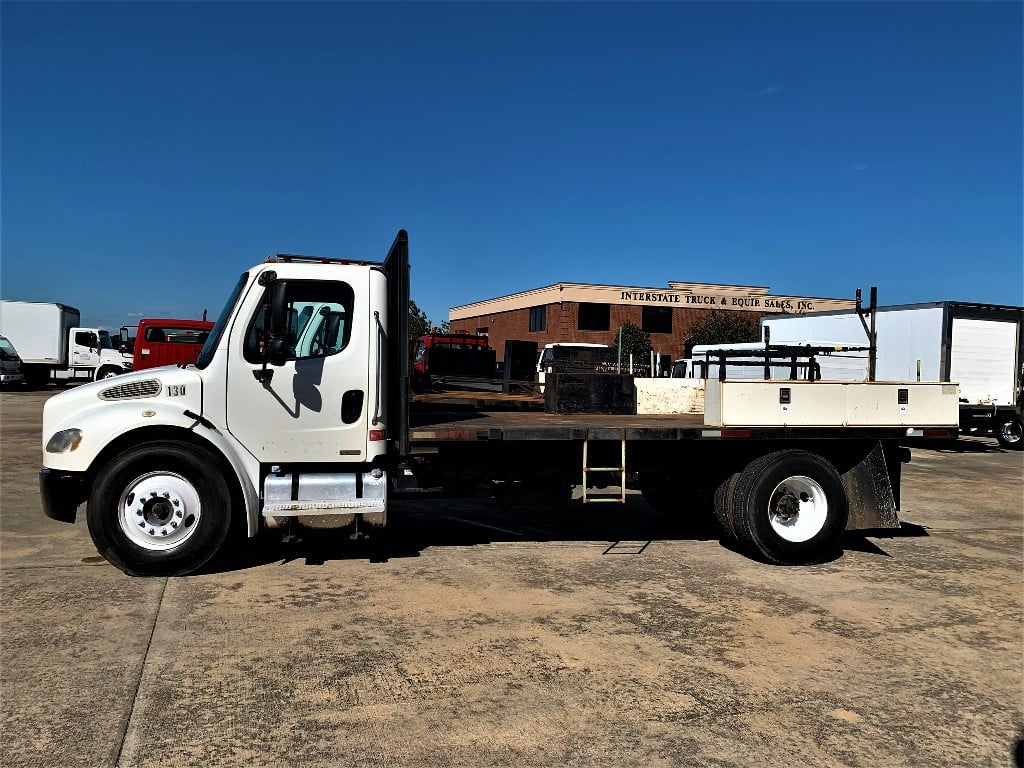 2005 FREIGHTLINER M2 Flatbed Truck