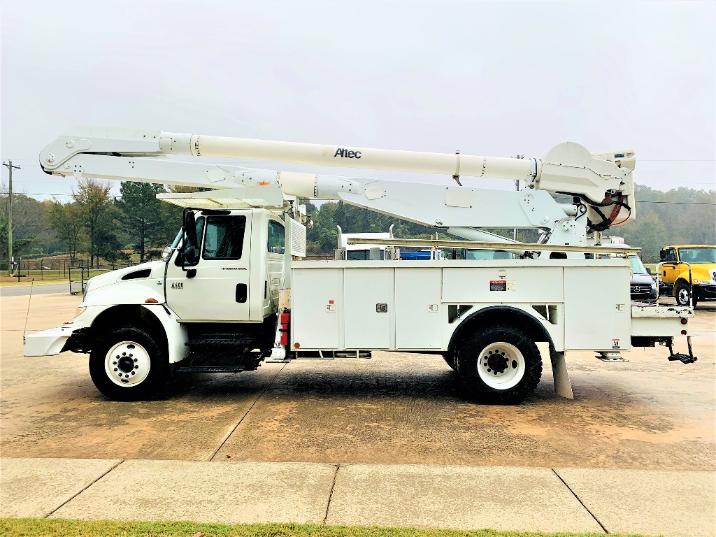 2007 INTERNATIONAL 4400 Bucket Boom Truck