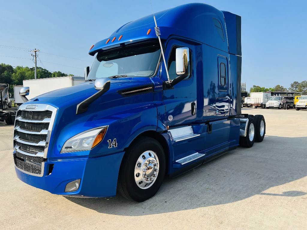 2019 FREIGHTLINER CASCADIA 126 Tandem Axle Sleeper