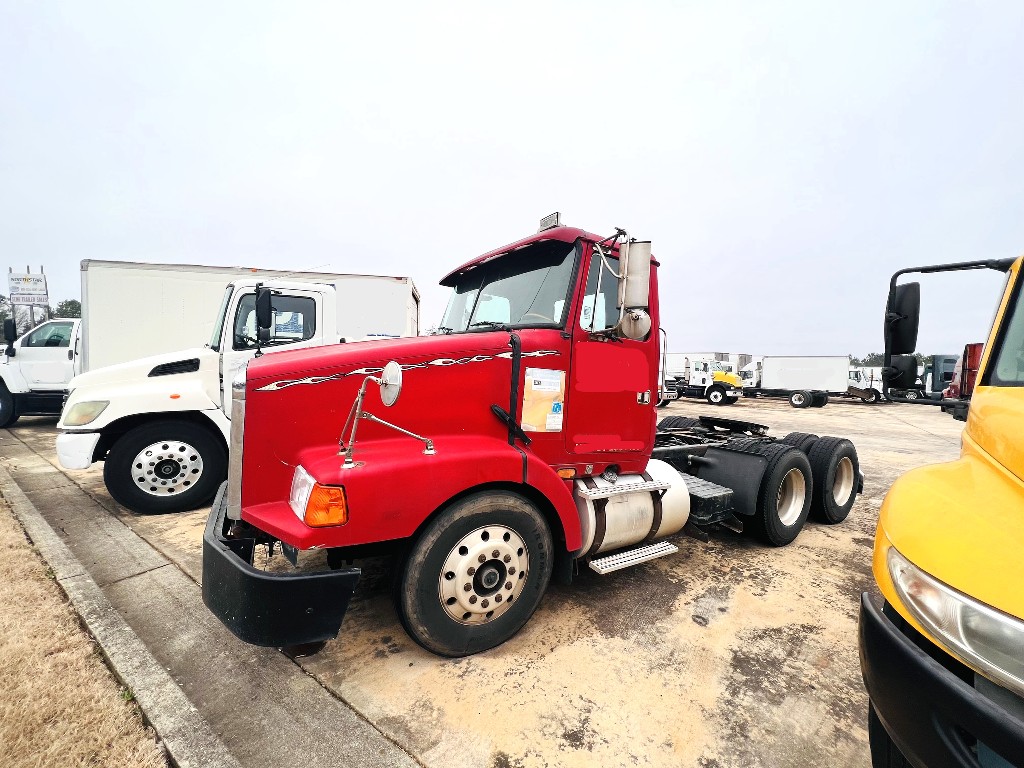 1996 VOLVO VNL670 Tandem Axle Daycab