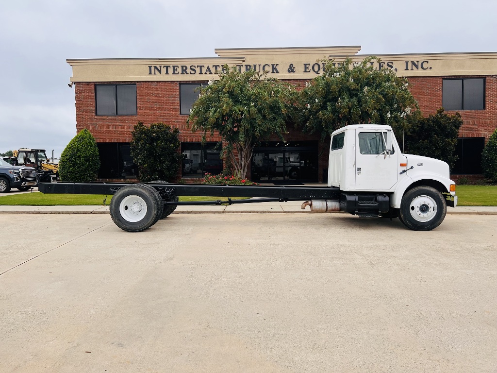 2001 INTERNATIONAL 4700 Cab Chassis Truck
