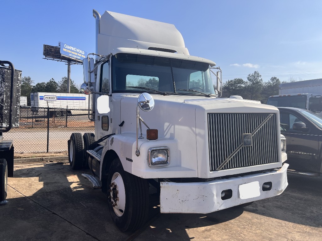 1997 VOLVO VNL670 Single Axle Daycab