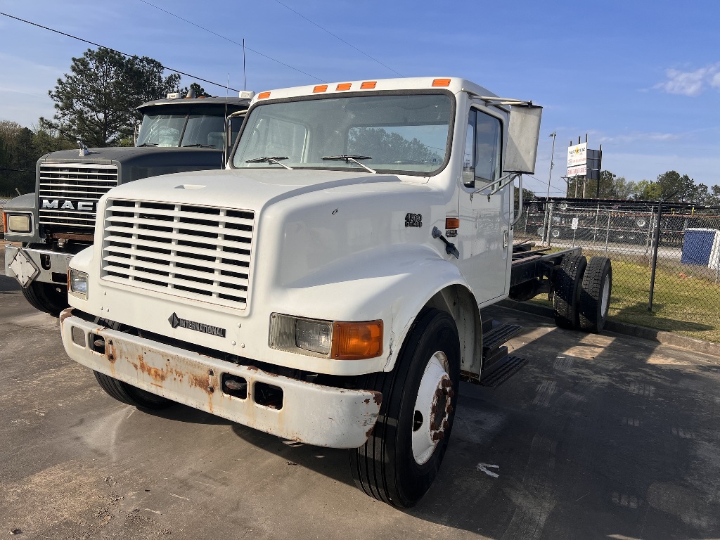1995 INTERNATIONAL 4700 Cab Chassis Truck