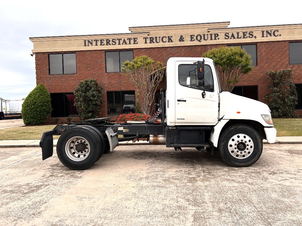 2006 HINO 338 S/A Tag Axle Daycab