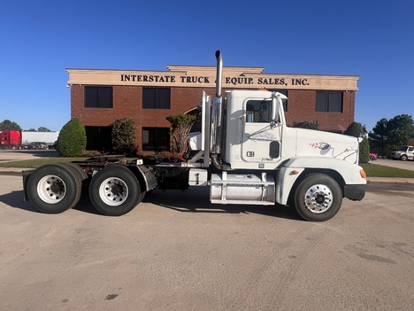 2000 FREIGHTLINER T/A TRACTOR Tandem Axle Daycab #2448