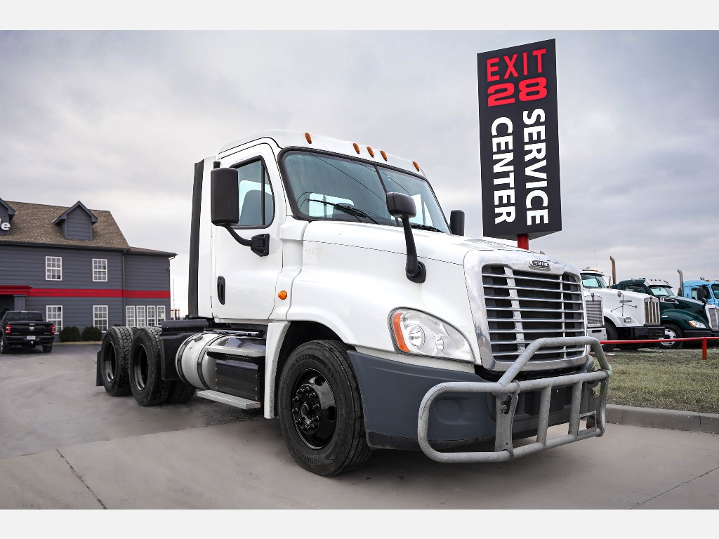 2016 FREIGHTLINER CASCADIA Tandem Axle Daycab #1