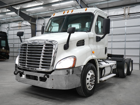 2017 FREIGHTLINER Cascadia Tandem Axle Daycab #4128