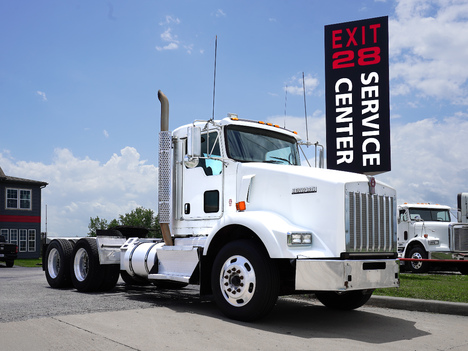 2012 KENWORTH T800 Tandem Axle Daycab #4134