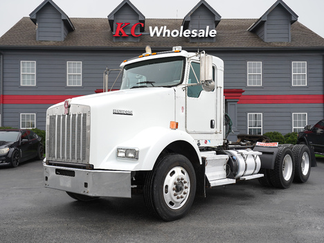 2012 KENWORTH T800 Tandem Axle Daycab #4135