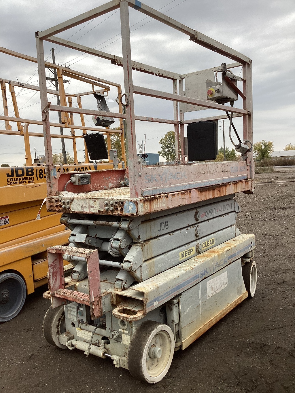 SKYJACK SJ1113219 SCISSOR LIFT FOR SALE 1975