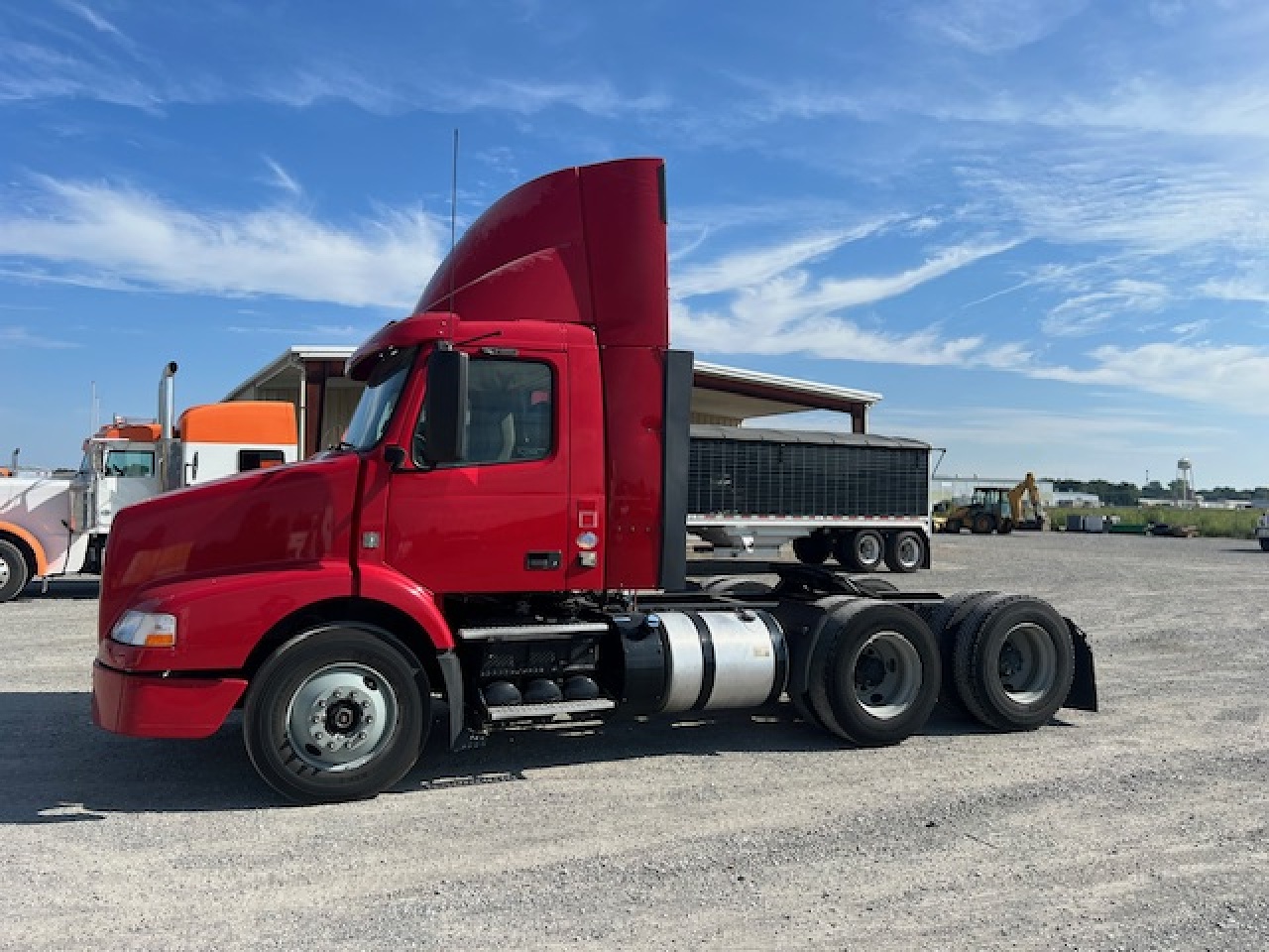 2015 VOLVO VNM64T Tandem Axle Daycab #1 2015 VOLVO VNM64T Tandem Axle Daycab #1