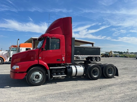 2015 VOLVO VNM64T Tandem Axle Daycab #1007