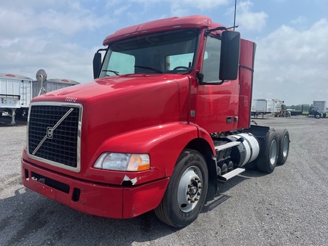 2015 VOLVO VNM64T Tandem Axle Daycab #1008