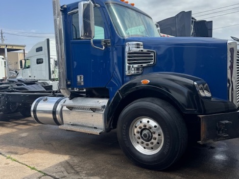 2017 FREIGHTLINER 122SD Tandem Axle Daycab #1009