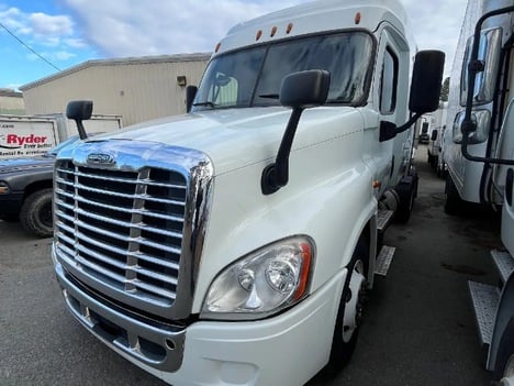 2020 FREIGHTLINER CASCADIA CA125SLP Tandem Axle Sleeper #1007 2020 FREIGHTLINER CASCADIA CA125SLP Tandem Axle Sleeper #1007