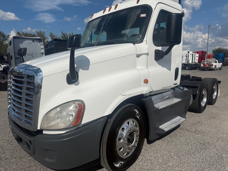 2916 FREIGHTLINER CASCADIA Tandem Axle Daycab #1315