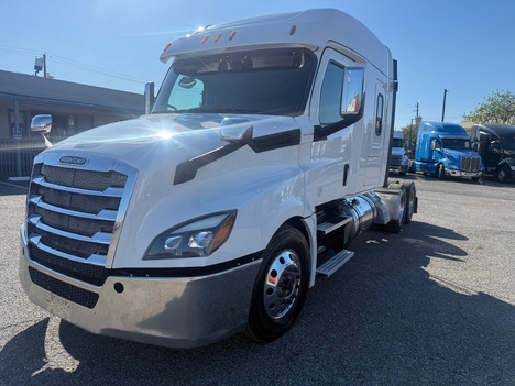 2019 FREIGHTLINER CASCADIA 126 Tandem Axle Sleeper #1348