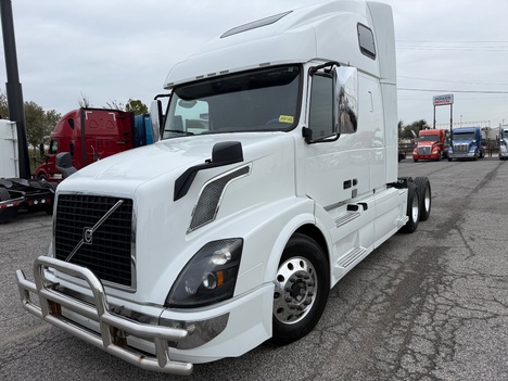 2017 VOLVO 670 Tandem Axle Sleeper #1350
