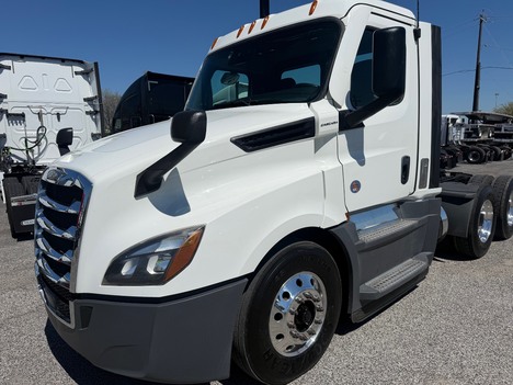 2021 FREIGHTLINER CASCADIA 126 DAY CAB Tandem Axle Daycab #1396